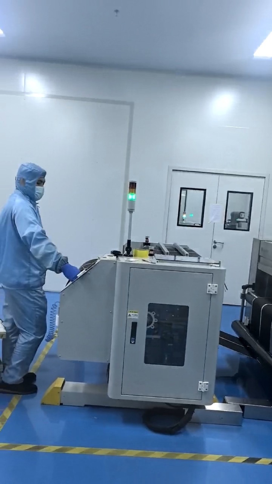LFPOWER production equipment operator in clean workshop
